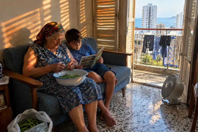 Dans un appartement des années 70 à Marseille, une grand-mère écosse des haricots sur un petit canapé bleu, serrée contre son petit-fils qui lit une BD